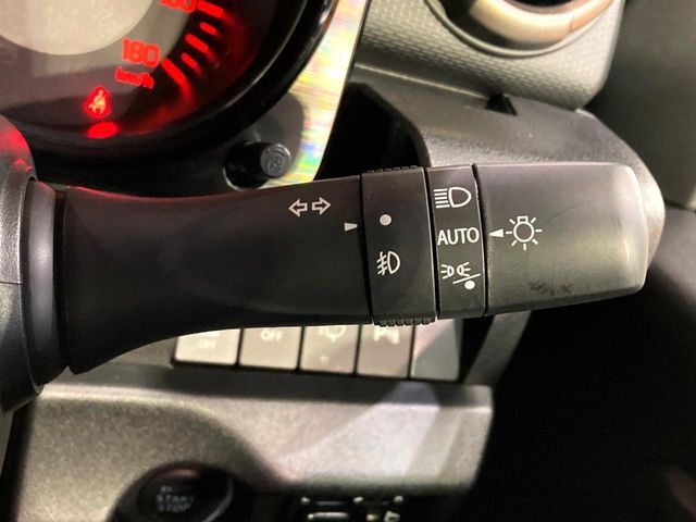 【オートライト】周りの明るさに応じて自動でヘッドライトの点灯・消灯ができる機能です！ライトの付け忘れ・消し忘れなどが無くなり、雨の日や夕方の走行も安心！トンネル通過時も便利ですね