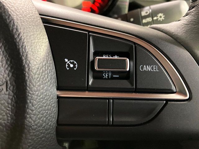 【クルーズコントロール】高速道路もラクラク走行。アクセルを離しても一定速度で走行ができ、長距離運転時の負担を軽減！加速・減速も簡単なスイッチ操作で調整できます。
