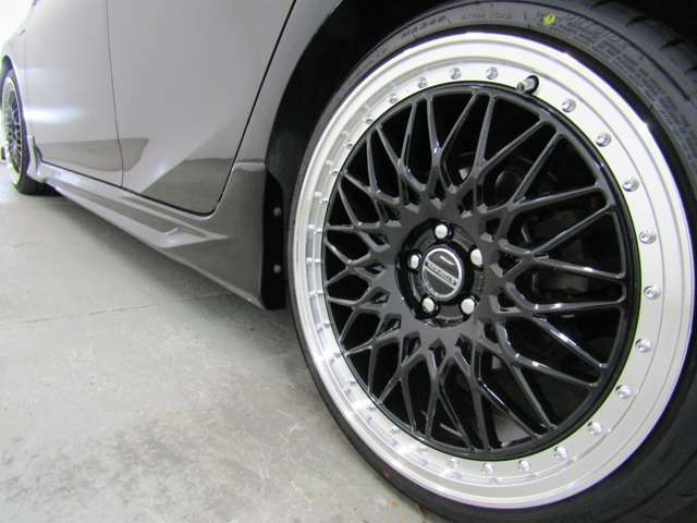 新品フルエアロ・新品19インチAW・新品タイヤ・LEDヘッドライト・LEDフォグランプ・LEDテールランプ付でエクステリアもドレスアップ済！キマってます！！