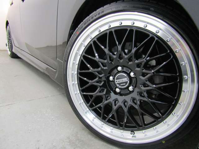 新品フルエアロ・新品19インチAW・新品タイヤ・LEDヘッドライト・LEDフォグランプ・LEDテールランプ付でエクステリアもドレスアップ済！キマってます！！