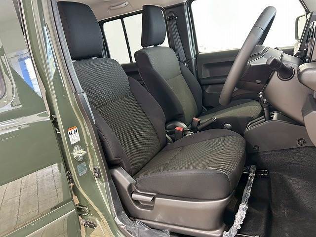 運転席はしっかりとしたスペースが確保されており、アイポイントも高いのでゆったりとしたドライブが楽しんでいただけます。隅々まで綺麗に保たれたインテリアは前オーナー様の管理がしっかりと行き届いた証拠です♪