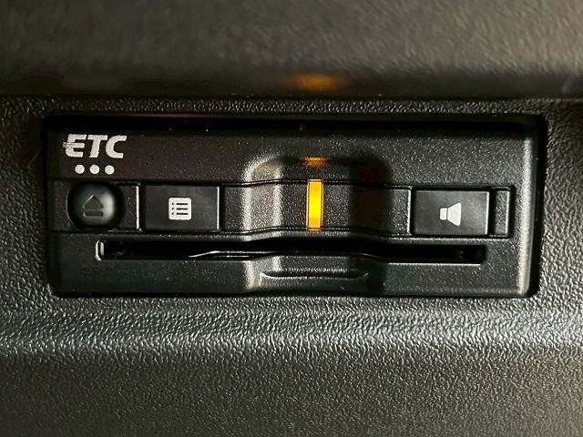 【ビルトインETC】で高速道路もスムーズに乗り降り可能で、ご納車直後からの遠距離ドライブも可能です。