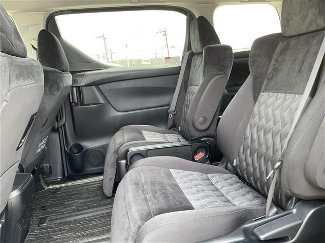 【フロアマット】車内を綺麗に保つのには必須のアイテムです。当店ではフカフカな新品マットも絶賛取り扱い中！ぜひご相談くださいませ。