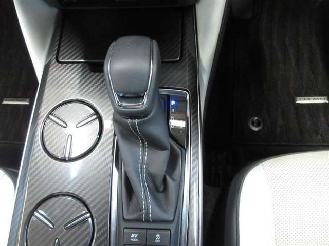 低燃費のために後席に乗員がいない場合は、後席側の吹き出し口を閉じ、前席のみ空調を行う制御を採用しています。