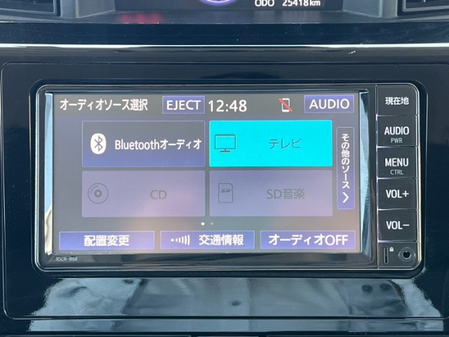 トヨタ純正ナビ付きでフルセグ・DVD再生・Bluetoothなど付いてとても便利な車両です♪