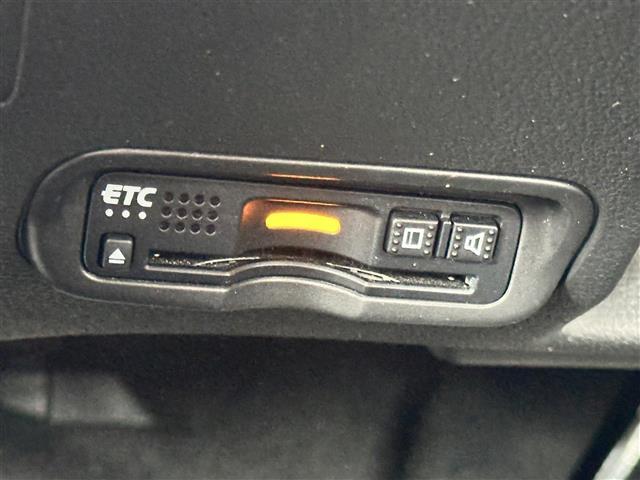 【ETC】有料道路を利用する際に料金所で停止することなく通過できる、ETC車載器（ノンストップ自動料金収受システム機器）が装備されています。セットアップを行うことで利用可能になります。
