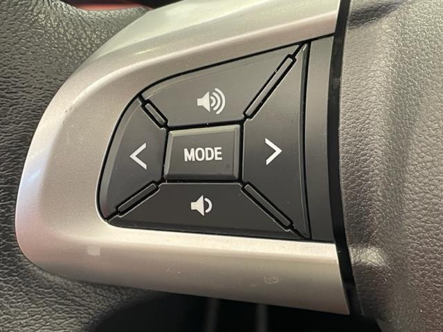 ステアリングスイッチを使うことで、「運転中電話に触れずに電話に出る」「カーオーディオを切り替える」「音量調節をする」といったハンズフリー操作を行うことができる。