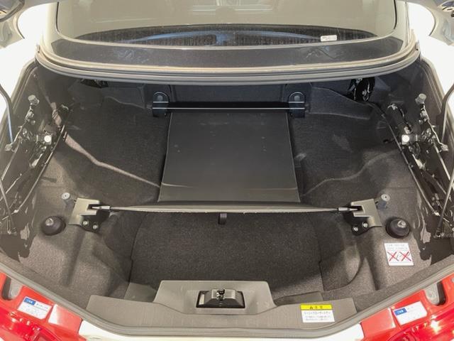 ラゲッジスペースとは、車内の荷物を積むためのスペースのことを指す。後部座席を押し倒すことができる車種の場合、座席を倒してラゲッジスペースを拡大することができる為、荷物の積載量を増やすことが可能である。