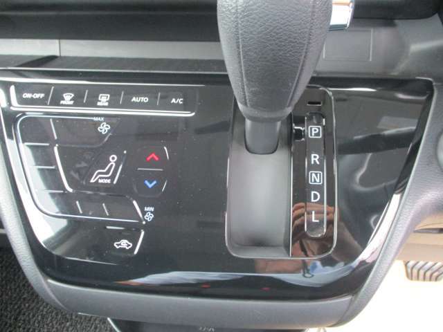 ★オートエアコン★温度設定だけで車がいつも快適に自動調整します♪風量や吹き出し口も自動で行われます。もちろんお好みの設定にも調整可能です♪