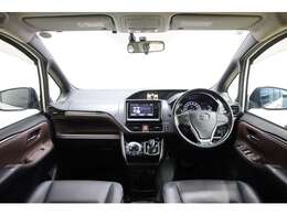 内装カラーは人気の黒系です。内装各部のパーツが使いやすい配置です。高級感満載の乗り心地が良い装備になっております！