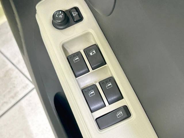 【電動格納ミラー】サイドミラーは電動格納式となっており、狭い駐車場でもキズがつくリスクを抑えられます。