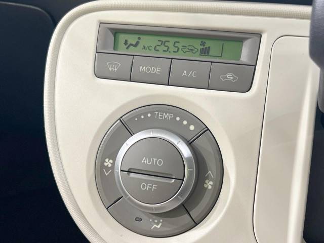 【オートエアコン】一度お好みの温度に設定すれば、車内の温度を検知し風量や温度を自動で調整。暑い…寒い…と何度もスイッチ操作をする必要はありません。快適な車内空間には必須の機能ですね♪