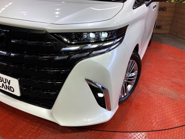 【LEDヘッドライト】悪天候や夜間走行時も良好な視界を確保し安心して運転できる高輝度LEDヘッドライトを装備！点灯速度が早く、消費電力も抑えられています。