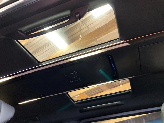 【ガラスルーフ】ガラスルーフ搭載で車内の解放感が一気にアップ！開放的なドライブをお楽しみいただけます。