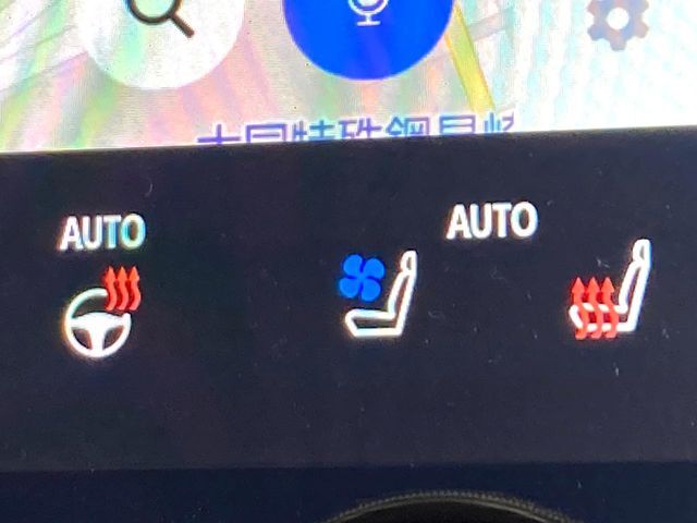 【シートベンチレーション】夏場は涼しい風でお尻や背中の熱やムレを防ぎ、冬はエアコンよりも早く温まってポカポカに！季節を問わず快適に過ごせます。