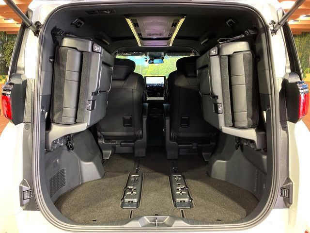 普段のお買い物や通勤、送迎等に十分な荷室スペースを確保しております。セカンドシートを倒すと、大きな荷物の積載も可能です♪