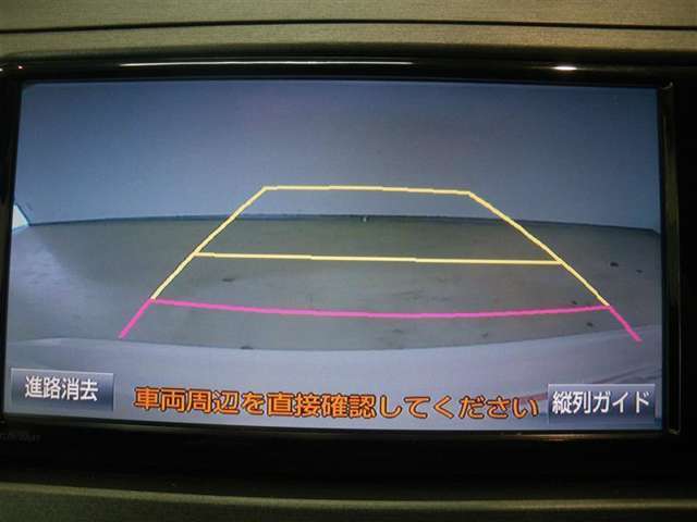 バックモニター付き。車両後方の映像がナビ画面に表示されるので、車庫入れが苦手な人も安心です。ただし、目視確認もお忘れなくお願いいたします。