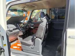 左センターピラーレス構造なので、後席への乗り降りが楽々です