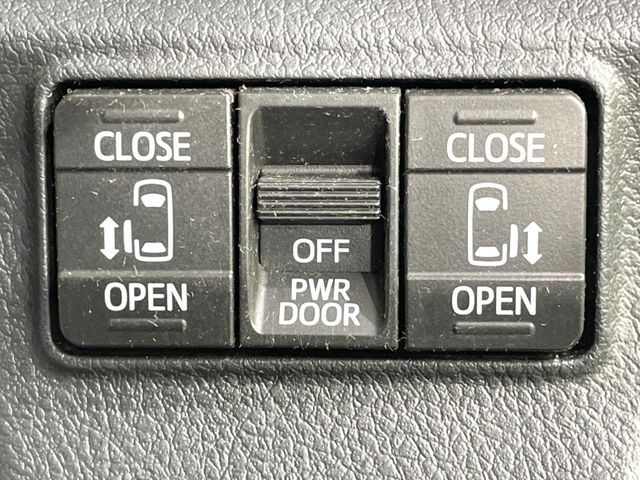 【両側パワースライドドア】スマートキーや運転席のスイッチで後席両側スライドドアの開閉が可能♪電動だから力を入れてドアを開ける必要が無く、小さなお子様でも簡単に開け閉めでき快適です♪