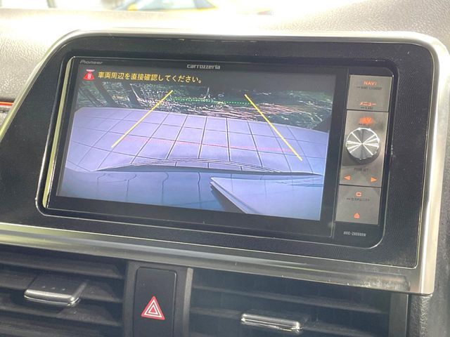 【バックカメラ】駐車時に後方がリアルタイム映像で確認できます。大型商業施設や立体駐車場での駐車時や、夜間のバック時に大活躍！運転スキルに関わらず、今や必須となった装備のひとつです！