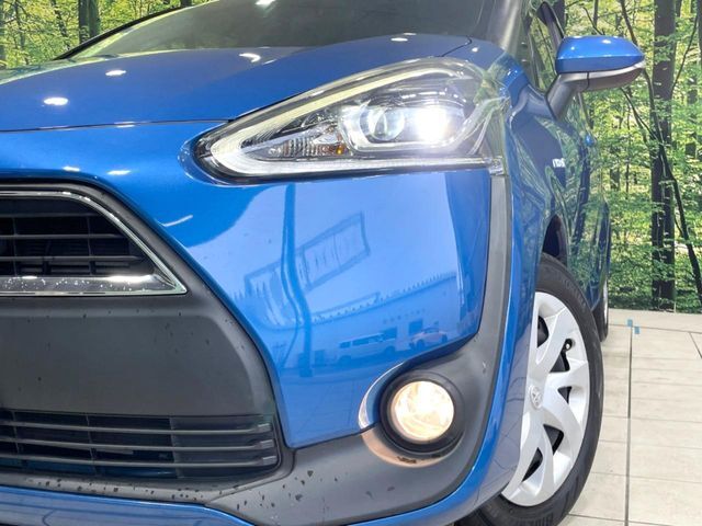 【LEDヘッドライト】悪天候や夜間走行時も良好な視界を確保し安心して運転できる高輝度LEDヘッドライトを装備！点灯速度が早く、消費電力も抑えられています。