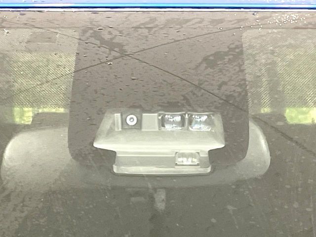 【トヨタセーフティセンス】走行中に前方の車両等を認識し、衝突しそうな時は警報とブレーキで衝突回避と被害軽減をアシスト。より安全にドライブをお楽しみいただけます。