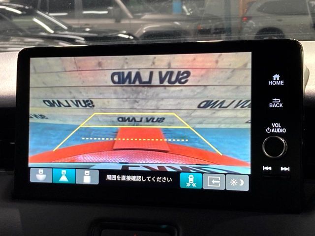 【バックカメラ】駐車時に後方がリアルタイム映像で確認できます。大型商業施設や立体駐車場での駐車時や、夜間のバック時に大活躍！運転スキルに関わらず、今や必須となった装備のひとつです！