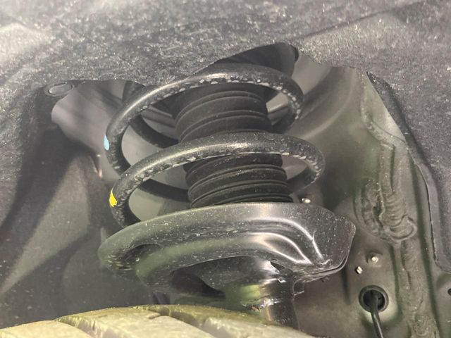 お車を安心してお乗りいただく為には、足回りの定期点検が欠かせません。サービスサポート（有償保証）では無料点検もご提供しており、安心のカーライフをお過ごしいただけるサポート体制が整っています。