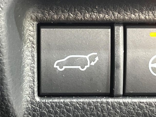 【ハンズフリーパワーバックドア】リアバンパー下部に足先を出し入れするだけでバックドアが自動で開閉♪両手が荷物でふさがっている時でもラクラク開閉操作が行えます！