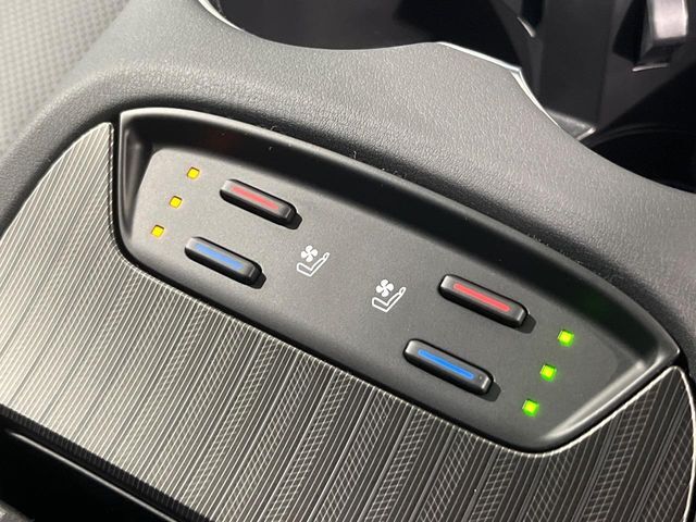 【シートヒーター】寒い日に重宝するシートヒーター！エアコンより早く温まってくれるので寒がりの人も安心ですね♪エアコンの温風は乾燥するから苦手、という方にもをおすすめです。