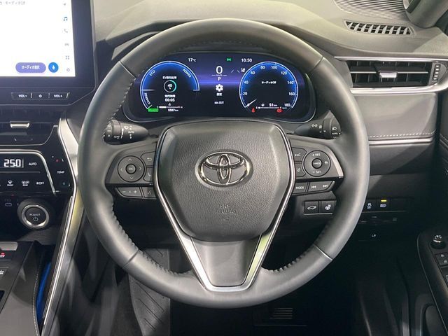 【ステアリングヒーター】冬場に冷たくなりやすい革巻きステアリングを、スイッチ一つで素早く適温に！エアコンよりも早く温まってくれるので、寒い日の運転も快適になりますね♪