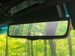 【デジタルインナーミラー】後席の大きな荷物や同乗者で後方が確認しづらい時でも安心！カメラが撮影した車両後方の映像をルームミラー内に表示。クリアな視界で状況の確認が可能です！