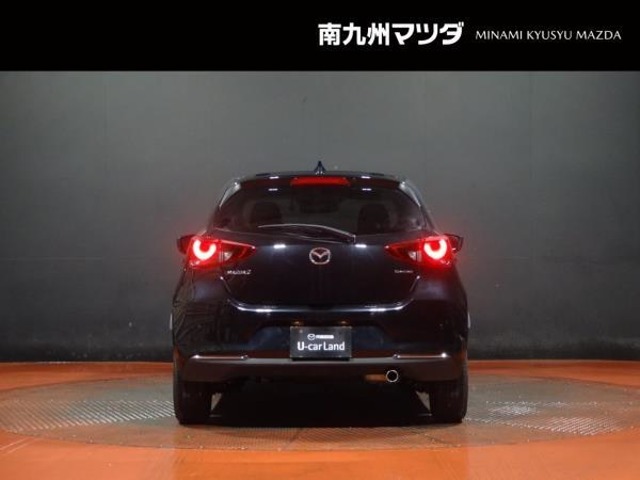 【ボディカラー：ジェットブラックマイカ】光沢感があり、角度によっては青みがかったように見えるのが特徴です。日が沈んだ夜になると深みが増し、高級感あふれるエクステリアを演出します。