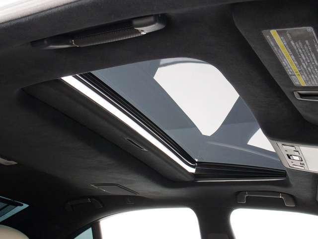 ★人気装備のサンルーフ！様々なドライブシーンで活躍してくれます！！開放感ある車内空間は気持ちがいいですよ！