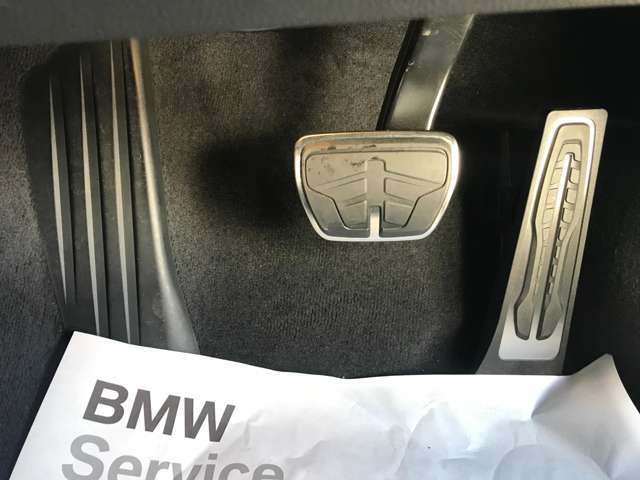 【ペダル】BMWはオルガン式アクセルペダルを採用しています。踏み込む足とペダルが同じ軌跡を描くため、かかとがずれにくく、アクセルコントロールがよりしやすくなるメリットがあります。