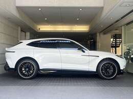 ボディ下部はブラックパックとなっています。