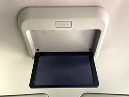 【フリップダウンモニター】大画面モニターで後席でもエンタメをお楽しみいただけます。小さなお子様にも大人気の装備です♪