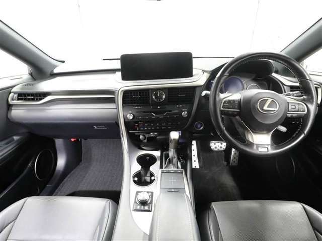 上質で落ち着いた印象のインパネ。視界も広々で運転しやすいです。