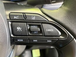【レーダークルーズコントロール】高速道路での長距離走行が楽に！！自動で速度を保つクルーズコントロールが、衝突軽減システムと連携し、前方の車両を感知して車間を保つように速度調節してくれます！！