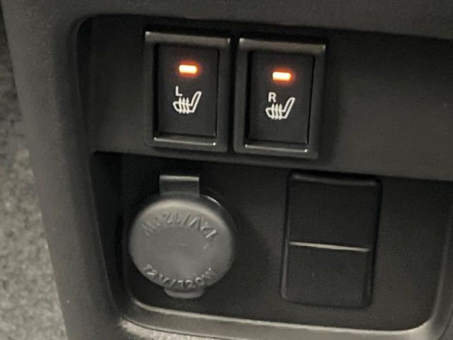 【シートヒーター】寒い日に重宝するシートヒーター！エアコンより早く温まってくれるので寒がりの人も安心ですね♪エアコンの温風は乾燥するから苦手、という方にもをおすすめです。