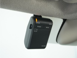◆ドライブレコーダー◆映像・音声などを記録する自動車用の装置です。　もしもの事故の際の記録はもちろん、旅行の際の思い出としてドライブの映像を楽しむことができます。