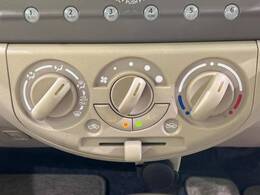 寒い冬も暑い夏も全席に快適な空調を届けてくれる、ダイヤル式エアコンを装備♪