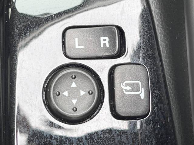 【電動格納ミラー】サイドミラーは電動格納式となっており、狭い駐車場でもキズがつくリスクを抑えられます。