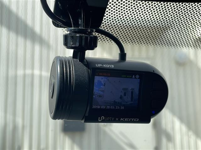 【ドライブレコーダー】映像・音声などの運転中の記録を残します。事故などを起こした起こされた時の証拠になりえますので、もしも時でも安心ですね。