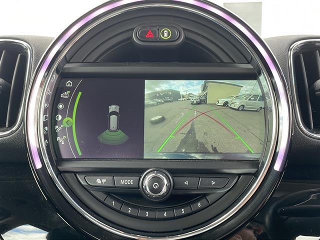 【バックカメラ】駐車時に後方が鮮明な映像で確認できます。駐車のバック時に大活躍！運転スキルに関わらず、今や必須となった装備のひとつです！
