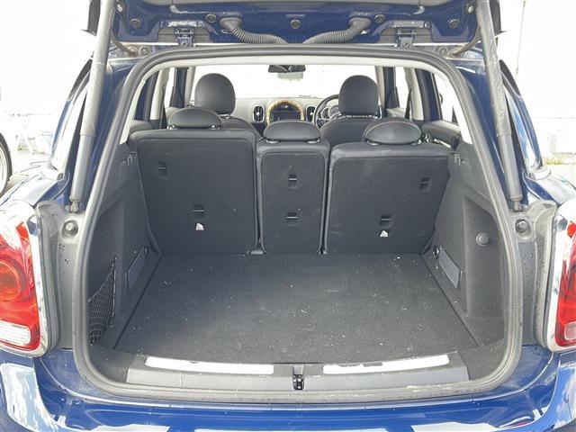 【トランク】積み込みやすくて、たっぷり積める荷室です。シートアレンジできるものは、乗車人数と荷物の量や大きさによってシートを動かすことができるので、より快適なドライブが可能です！