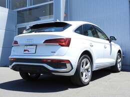 ☆SUVの力強さにクーペの優美なシルエットを兼ね備えたQ5　Sportbackは、リヤエンドへと流れるように弧を描く美しいルーフラインとゆとりの室内空間が特徴です☆