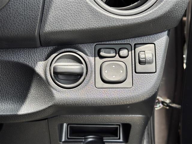 【電動格納ミラー】運転席のスイッチで、ドアミラーの開閉や角度の調整ができます。