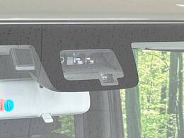 【スズキ　セーフティサポート】走行中に前方の車両等を認識し、衝突しそうな時は警報とブレーキで衝突回避と被害軽減をアシスト。より安全にドライブをお楽しみいただけます。