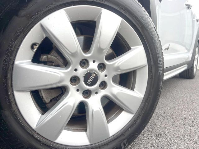 ●純正17インチアルミホイール：輸入車ならではの卓越した走りを支えるホイールと足回りです！日本車の走りに慣れている方にもぜひ体感して頂きたいほど、高いレベルでまとまっています！